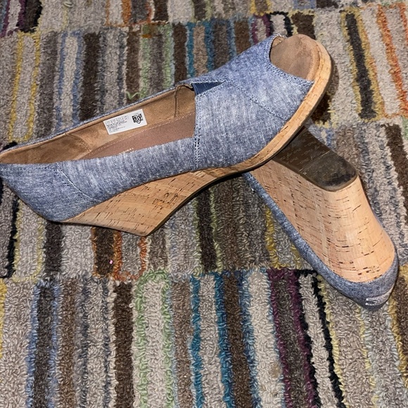 Tom's Size 11 Cork Wedge Chambray Sandal Peep Toe 3 3/4" Heel, 1/2” platform. - Picture 5 of 5
